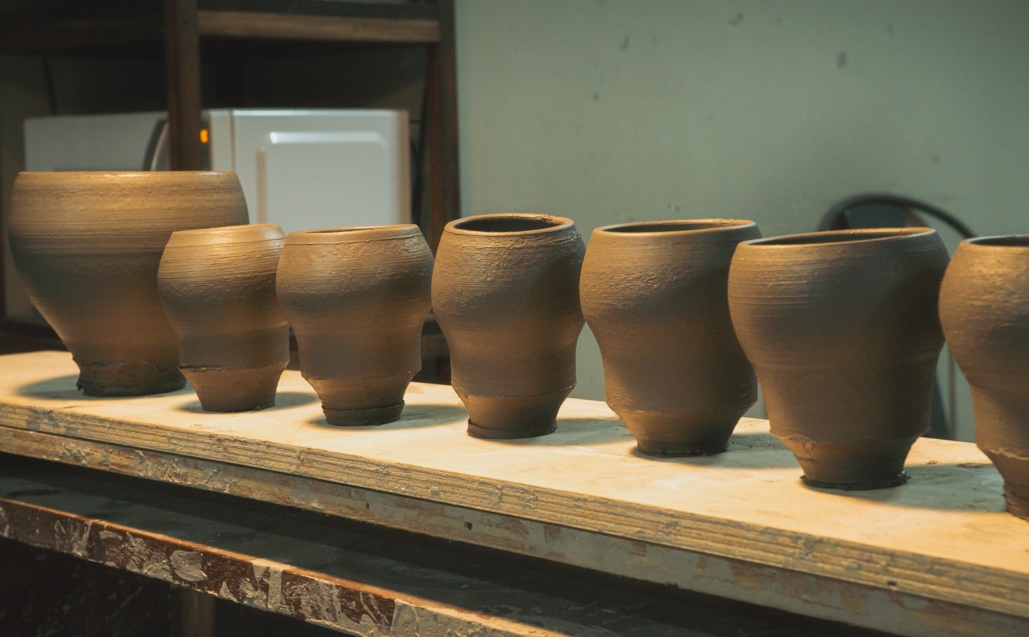 Il Processo Creativo Dietro la Ceramica Artigianale